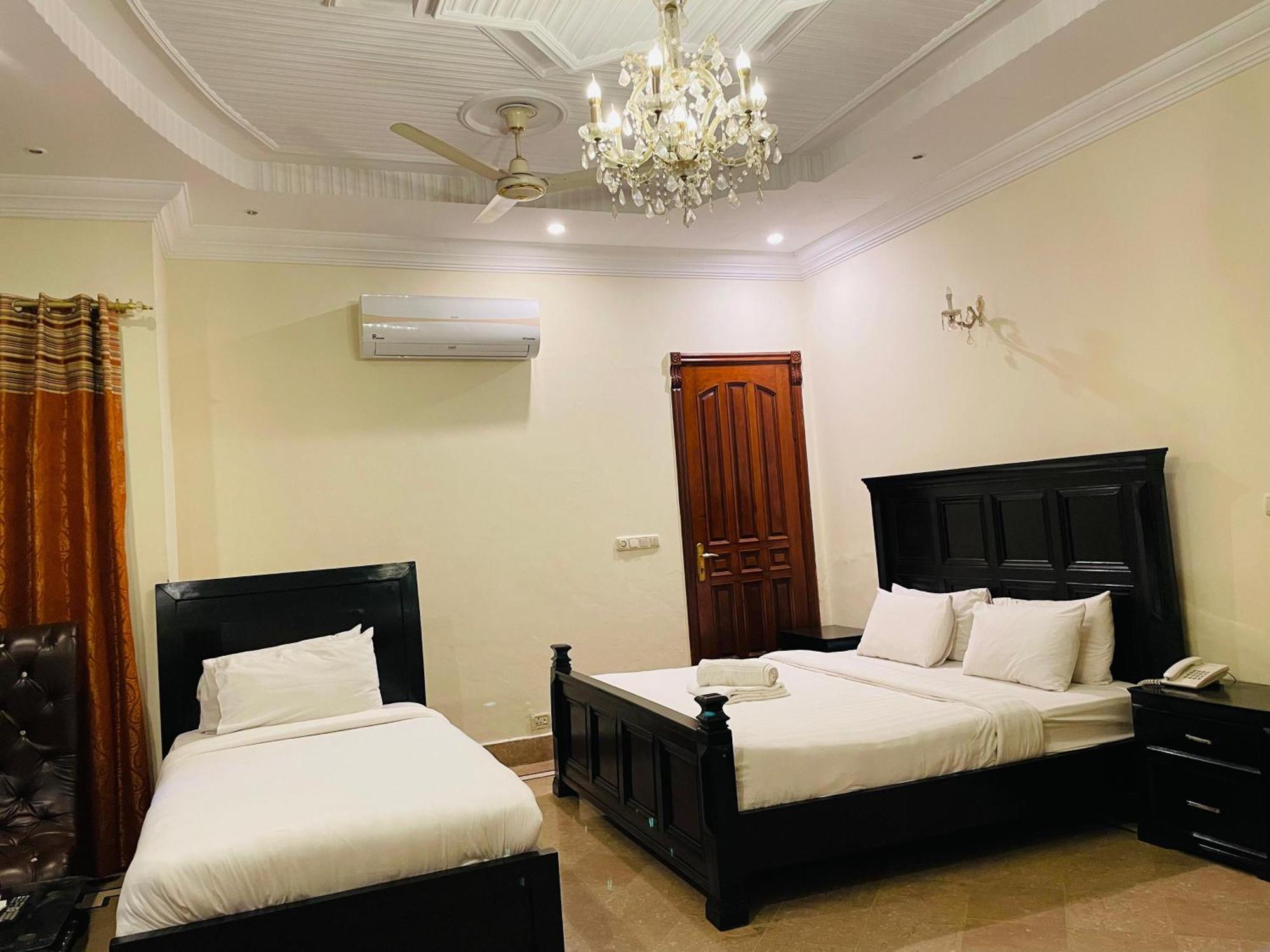 Executive Galaxy Guest House 이슬라마바드 외부 사진