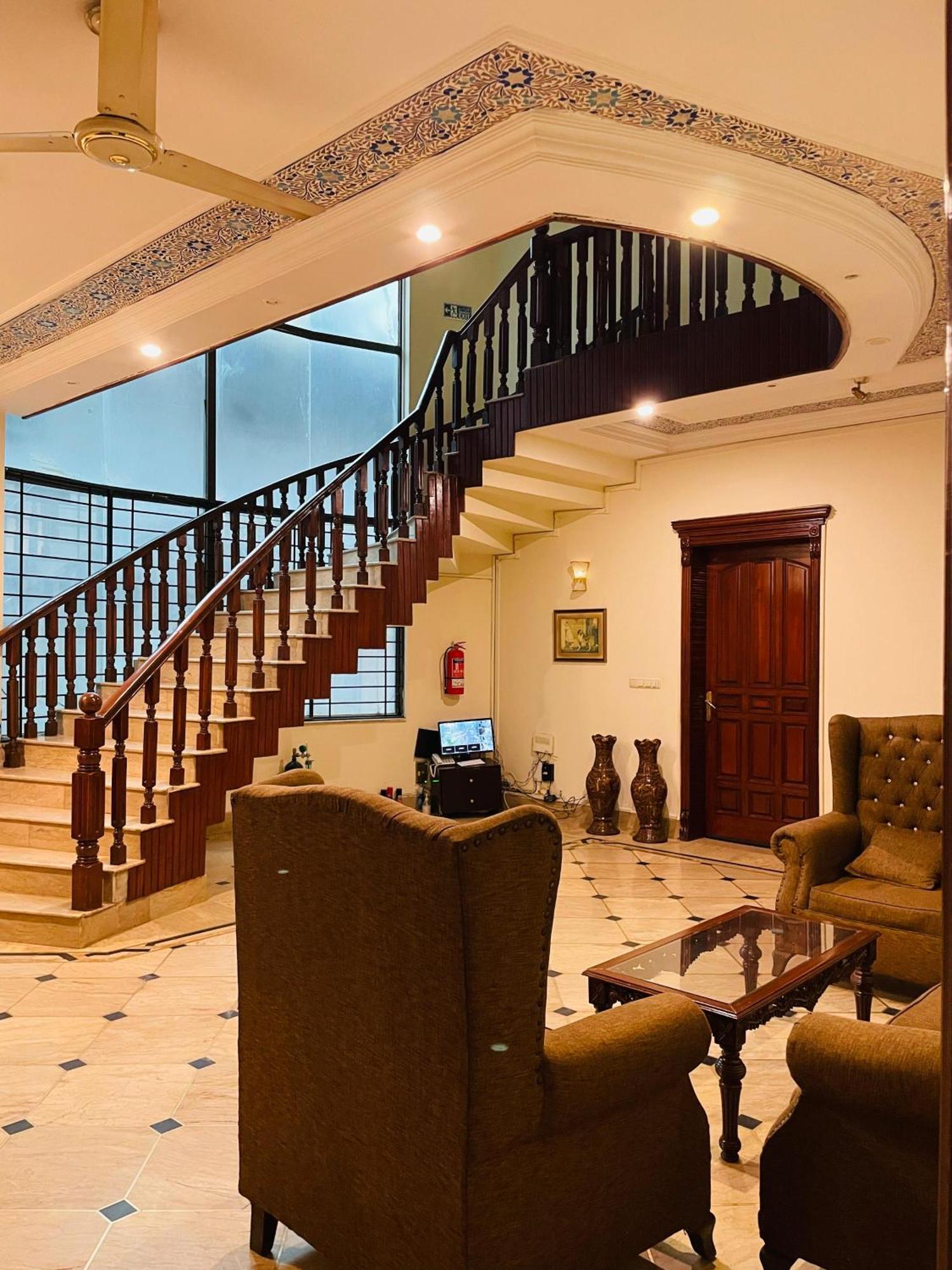 Executive Galaxy Guest House 이슬라마바드 외부 사진